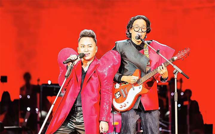 Tùng Dương và Ngọt band trong Live concert Con Người. Ảnh: HÓA NGUYỄN