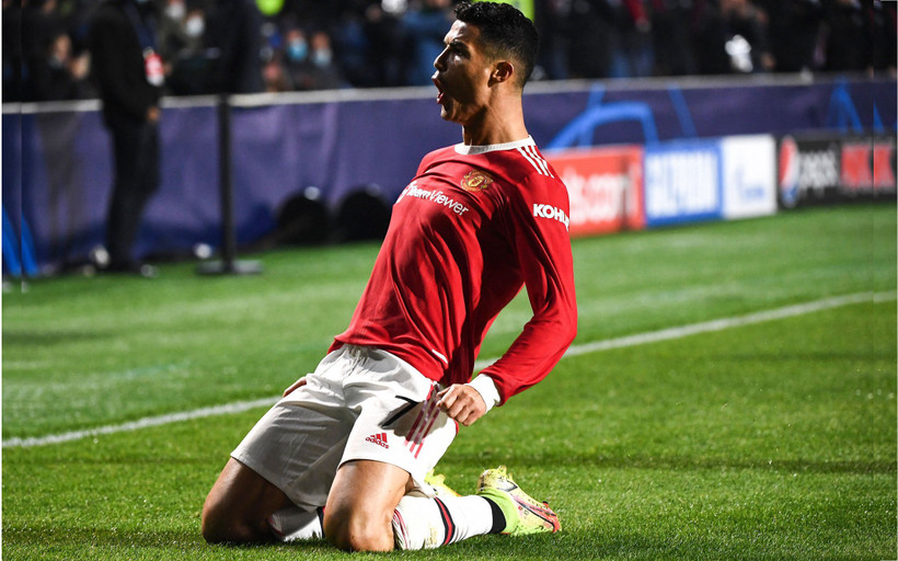 Cristiano Ronaldo lại đóng vai cứu tinh của MU, giúp họ giữ vững ngôi đầu bảng F. (Ảnh: Getty Images)