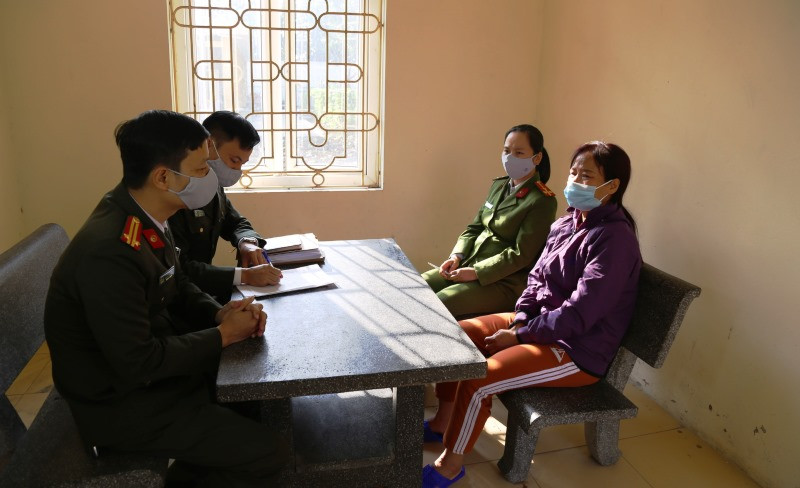 Đối tượng Nguyễn Thị Nga tại Cơ quan điều tra.