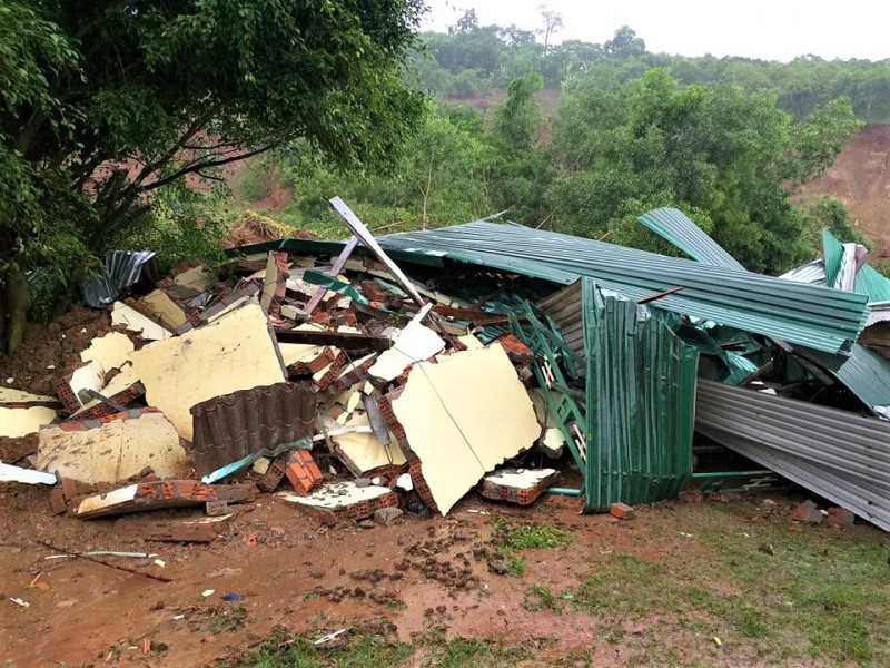 Một nhà dân ở xã Hòa Phong, huyện Krông Bông bị hư hỏng hoàn toàn do sạt lở núi.