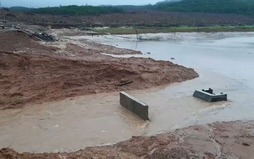Vỡ cống xả trên thân đập Cát Bầu (Duy Phú, Duy Xuyên).