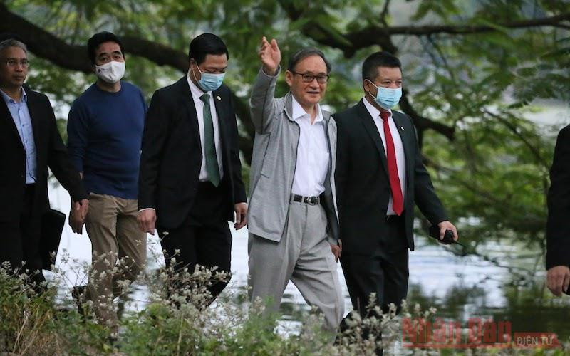 Thủ tướng Suga Yoshihide đi dạo Hồ Gươm sáng sớm