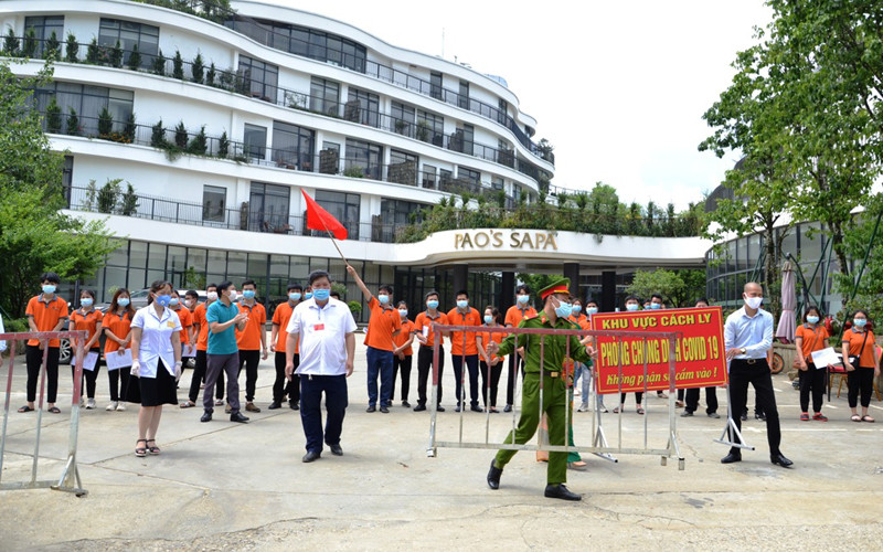 Lực lượng chức năng thực hiện dỡ bỏ phong tỏa, cách ly khách sạn Pao’Sa Pa.