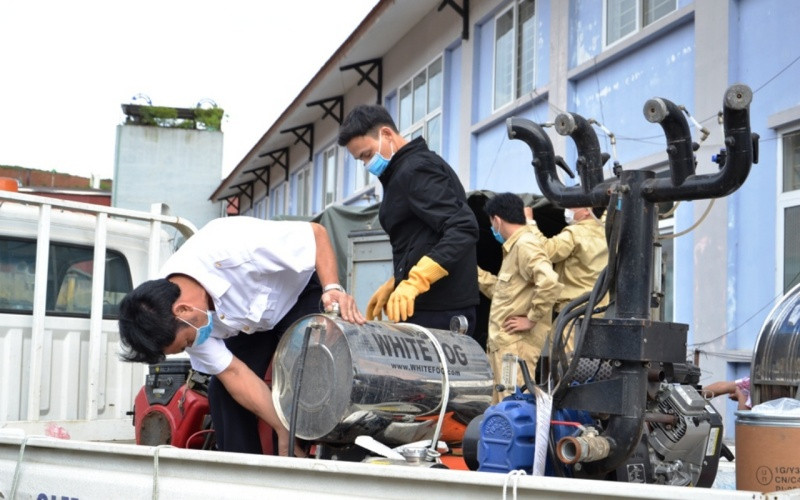 Máy phun dung dịch dạng sương, loại bốn họng, công suất 60 L/giờ.