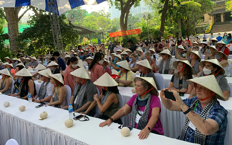 Đoàn du khách Hoa Kỳ trong buổi đón tiếp sáng nay.