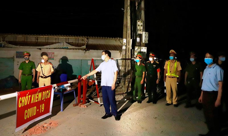 Chốt kiểm soát dịch bệnh được lập tại thôn Báo Văn 1, xã Đồng Văn, tối 3-5.