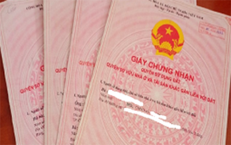 Giấy chứng nhân quyền sử dụng đất bị nhóm Hải đánh tráo được Công an TP Cần Thơ thu giữ. (Ảnh: Công an TP Cần Thơ)