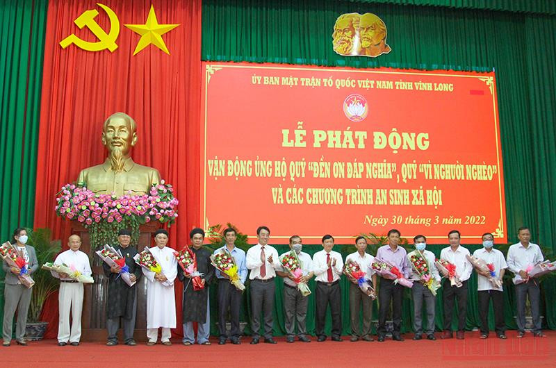 Lãnh đạo tỉnh Vĩnh Long tiếp nhận các tổ chức, cá nhân ủng hộ các chương trình an sinh xã hội tỉnh. (Ảnh: BÁ DŨNG) 