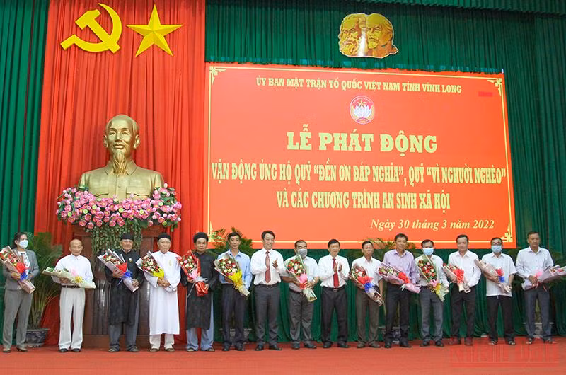 Lãnh đạo tỉnh Vĩnh Long tiếp nhận các tổ chức, cá nhân ủng hộ các chương trình an sinh xã hội tỉnh. (Ảnh: BÁ DŨNG) 