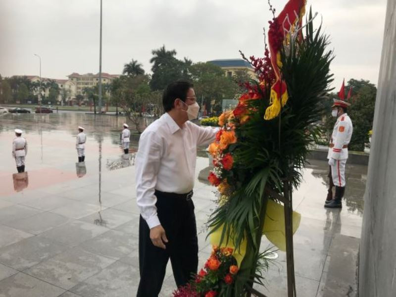 Trưởng Ban Nội chính Trung ương Phan Đình Trạc cùng đoàn công tác Ban Nội chính Trung ương dâng hoa tại Tượng đài Tổng Bí thư Nguyễn Văn Linh.