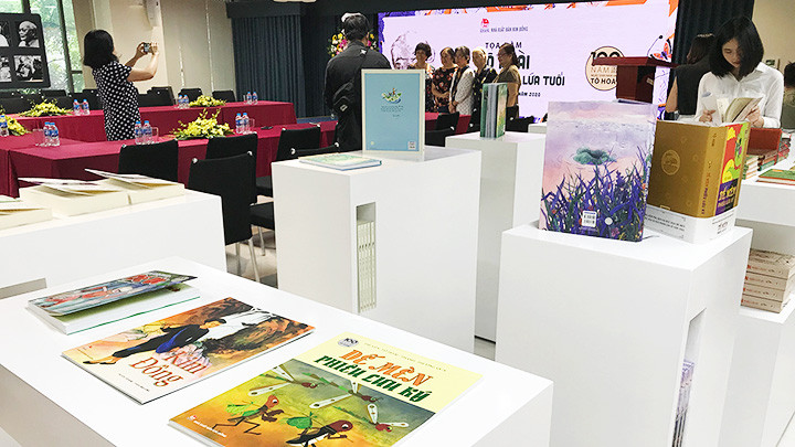 Trưng bày tác phẩm Tô Hoài tại lễ kỷ niệm.