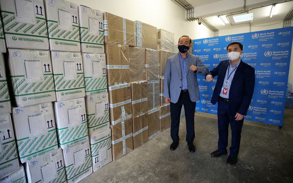 Tiến sĩ Kidong Park, Trưởng đại diện WHO và Thứ trưởng Trần Văn Thuấn tại lễ bàn giao vật tư y tế.