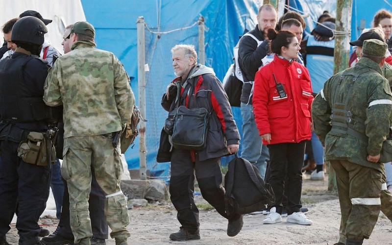 Người dân Ukraine được sơ tán khỏi nhà máy thép Azovstal ở thành phố Mariupol tới 1 trung tâm lưu trú tạm thời ở làng Bezimenne, thuộc Donetsk, ngày 6/5/2022. (Ảnh: Reuters)