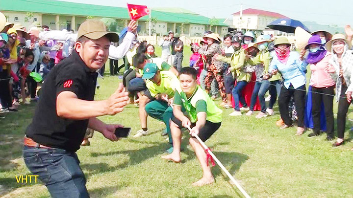 Xóm trưởng Nguyễn Đình Thông cùng tham gia với bà con trong hội thao tổ chức tại xã.