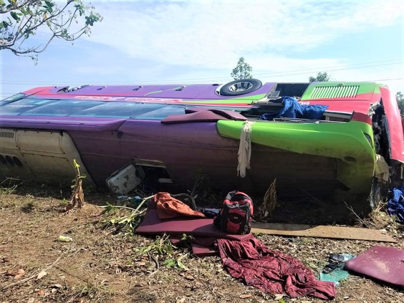 Hiện trường chiếc xe khách bị lật.