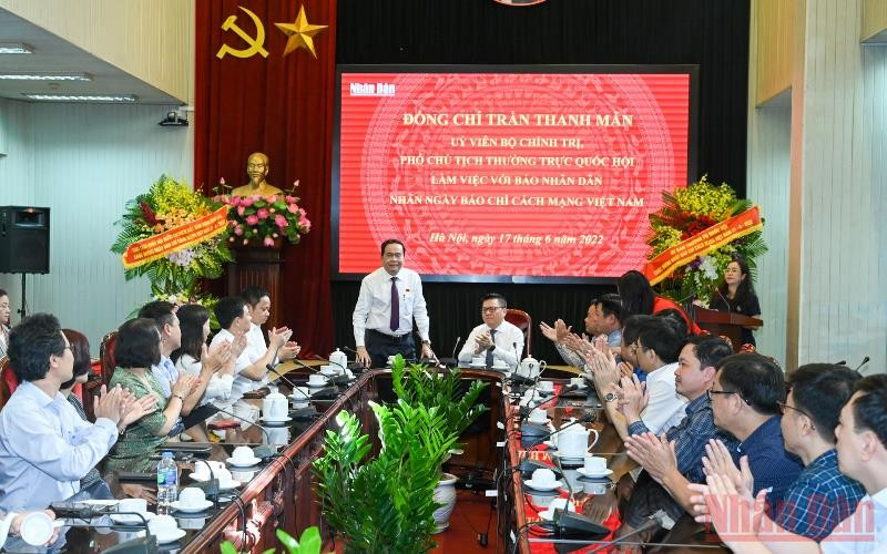 Phó Chủ tịch Thường trực Quốc hội Trần Thanh Mẫn và đoàn công tác làm việc với Báo Nhân Dân nhân Ngày Báo chí cách mạng Việt Nam. (Ảnh: DUY LINH)