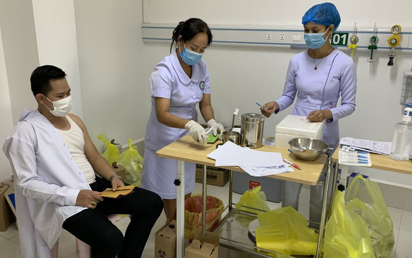 Lào tiêm ba loại vaccine là Pfizer, AstraZeneca và Sinopharm miễn phí cho người dân.