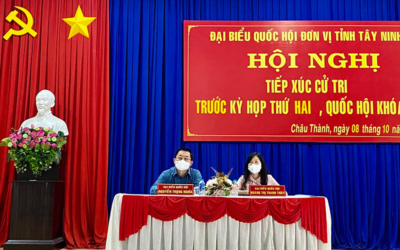 Đồng chí Nguyễn Trọng Nghĩa và đồng chí Hoàng Thị Thanh Thúy tiếp xúc cử tri sáng 8/10.