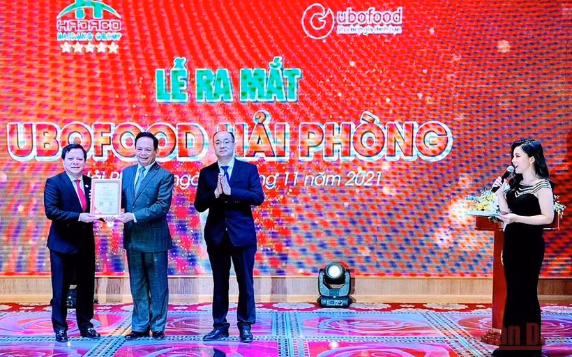 Chủ tịch Tập đoàn Tuần Châu (Quảng Ninh) chuyển giao mô hình phân phối nông sản, thực phẩm UBOFOOD cho doanh nghiệp tại Hải Phòng. (Ảnh: NGÔ QUANG DŨNG)