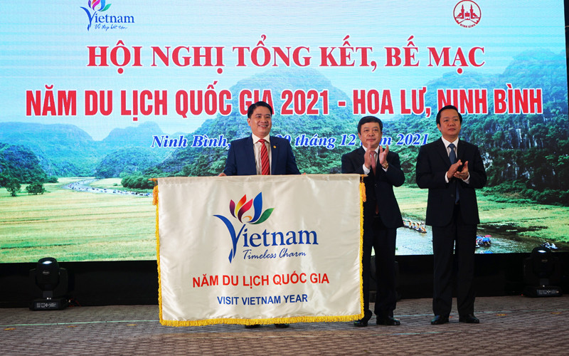 Màn trao cờ cho tỉnh Quảng Nam đăng cai tổ chức Năm du lịch quốc gia 2022.