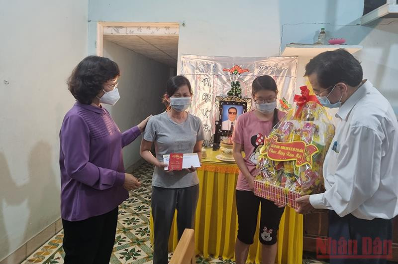 Lãnh đạo TP Đà Nẵng thăm, động viên các cháu có cha, mẹ tử vong vì Covid-19. 