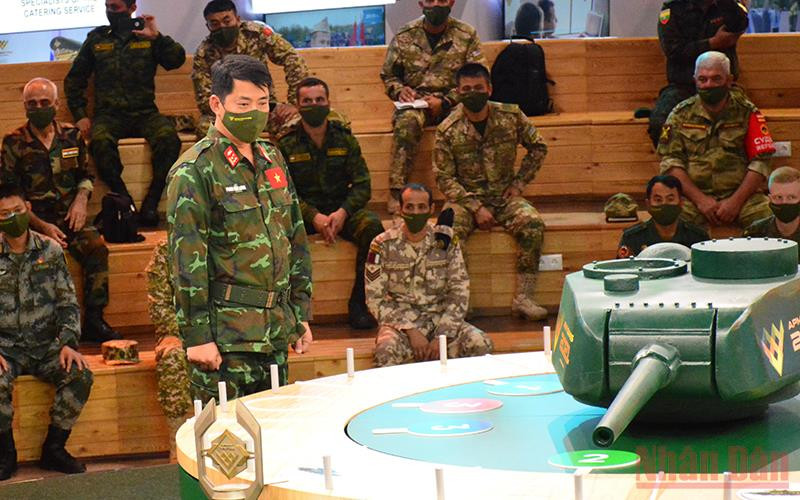 Đại tá Phan Hải Long, Đội trưởng đội tuyển Xe tăng Việt Nam thực hiện bốc thăm. Ảnh: TRỊNH DŨNG