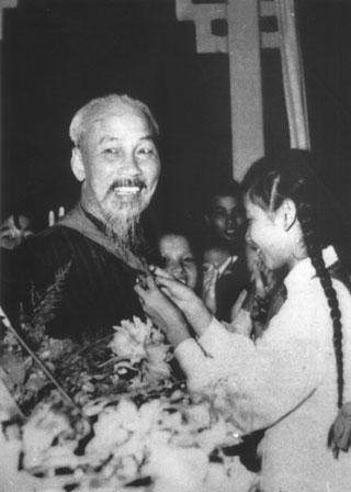 Võ Thị Phương Thảo quàng khăn đỏ lên vai Bác Hồ.