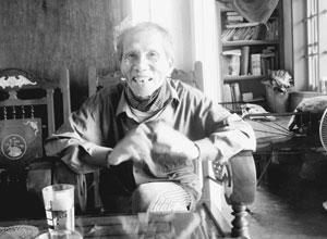 Thầy giáo Phạm Hữu Nệ - 30 năm dạy ngoại ngữ miễn phí cho học sinh.