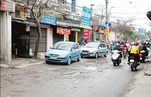 Đường Lĩnh Nam - tuyến giao thông chính của Quận Hoàng Mai bị xuống cấp nghiêm trọng, khiến cho việc đi lại của người d