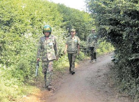 Tổ dân phòng xã Ea Tu, TP Buôn Ma Thuật trên đường tuần tra.