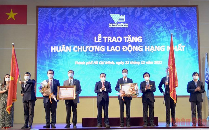 Các tập thể ĐHQG TP Hồ Chí Minh vinh dự đón nhận Huân chương Lao động hạng Nhất do Chủ tịch nước tặng. 