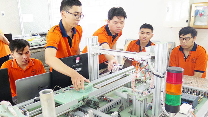 Một buổi thực hành của sinh viên Khoa Cơ điện - điện tử, Trường đại học Lạc Hồng. Ảnh: TTXVN