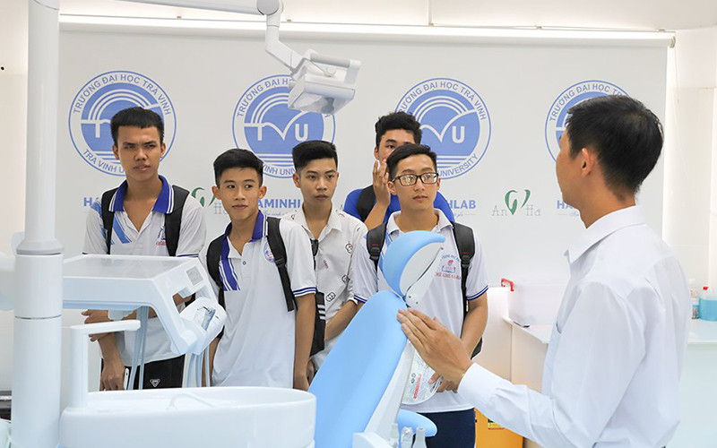 Ðầu tư phát triển nguồn nhân lực chất lượng cao luôn là trọng tâm chính sách của Ðảng và Nhà nước ta. Trong ảnh: Giờ thực hành tại phòng thí nghiệm hiện đại của Trường đại học Trà Vinh. 