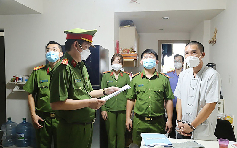Thi hành lệnh bắt giam Giám đốc Công ty CP Xây dựng thương mại dịch vụ Phước Điền (Dĩ An, Bình Dương). (Ảnh MÃ HẢI)