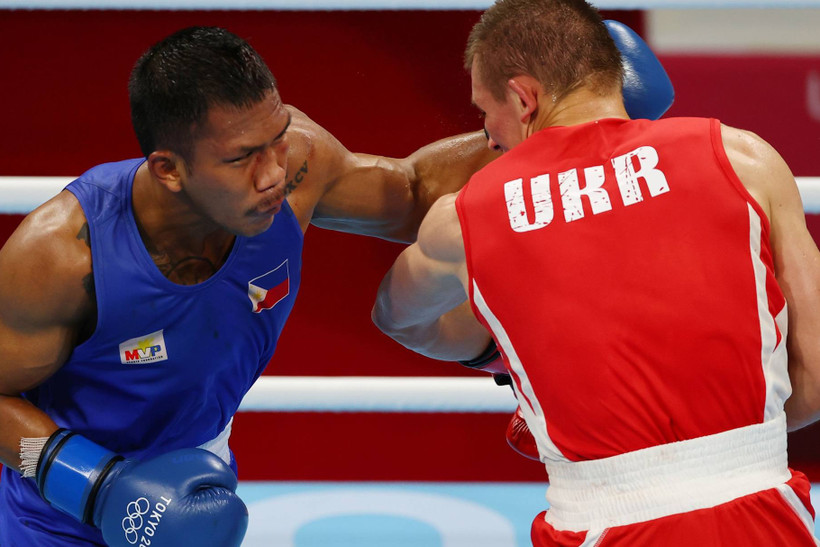 Eumir Marcial của Philippines đối đầu Oleksandr Khyzhniak của Ukraine. (Ảnh: Reuters)
