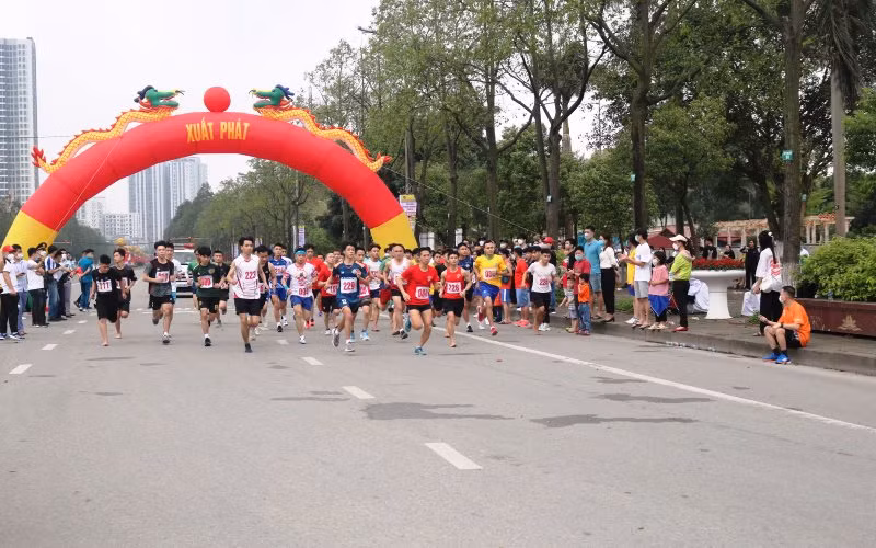 Các vận động viên tham gia giải chạy.