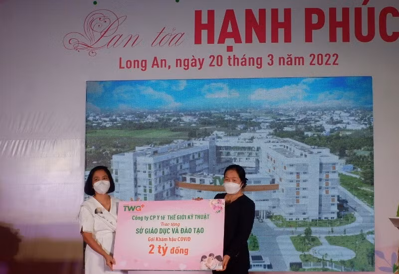 Công ty cổ phần Y tế thế giới kỹ thuật số trao tặng Sở Giáo dục và Đào tạo Long An gói khám hậu Covid-19 trị giá 2 tỷ đồng trong chương trình lan tỏa hạnh phúc.