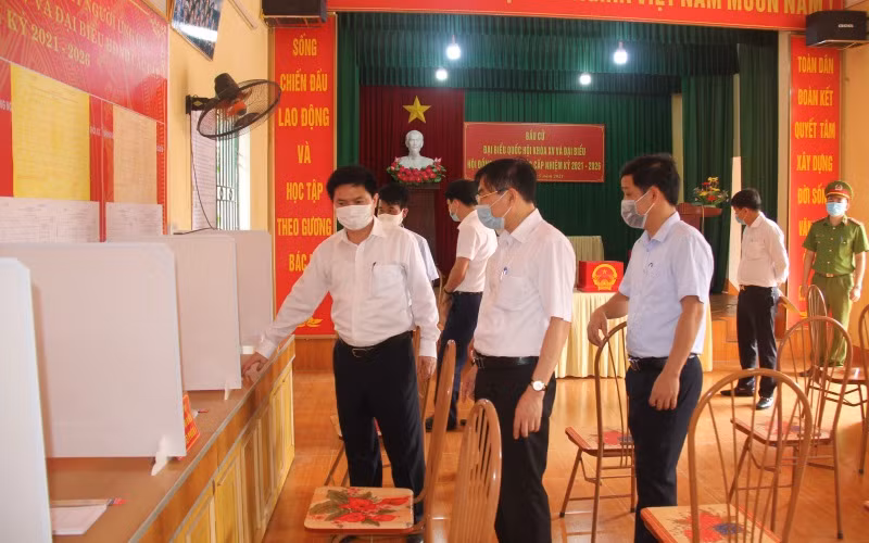 Kiểm tra công tác chuẩn bị bầu cử ở thị xã Duy Tiên.