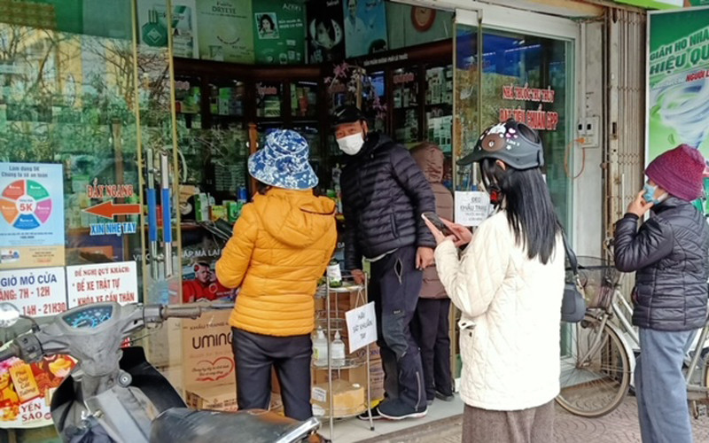 Người dân mua kit test Covid-19 tại một hiệu thuốc trên đường Lý Bôn (thành phố Thái Bình)