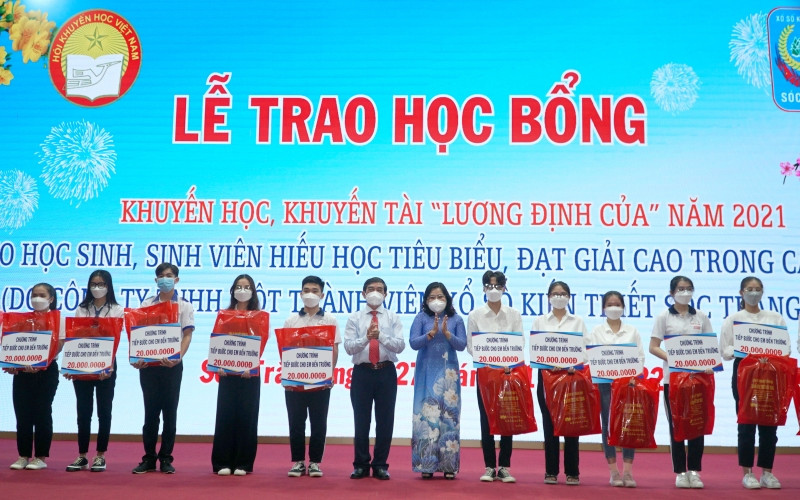 Trao học bổng cho tân sinh viên hiếu học tiêu biểu của Chương trình “Tiếp bước cho em đến trường”.