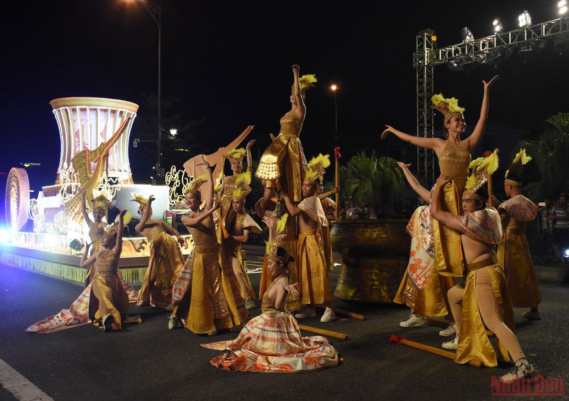 Các vũ công sôi động với chương trình Carnival đường phố "Take me to the Sun".