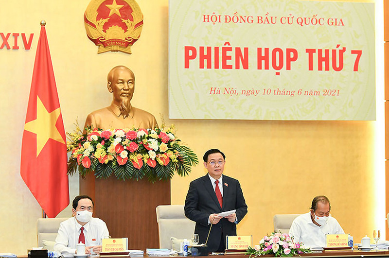 Chủ tịch Quốc hội, Chủ tịch Hội đồng Bầu cử quốc gia Vương Đình Huệ phát biểu ý kiến tại phiên họp.