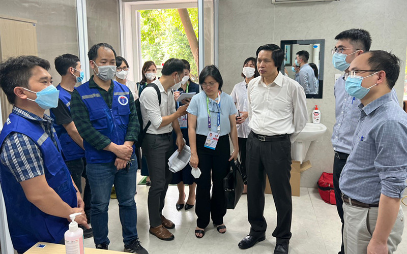 Đoàn công tác của Bộ Y tế kiểm tra trao đổi với cán bộ y tế tham gia phục vụ SEA Games 31 tại Vĩnh Phúc. Ảnh: Bộ Y tế