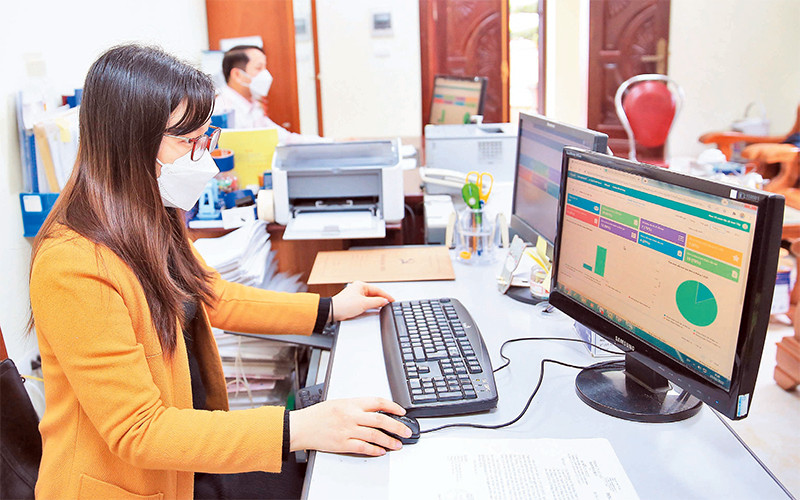 Cán bộ Ban Tổ chức Thị ủy Sơn Tây thực hiện tự chấm điểm trên phần mềm đánh giá cán bộ.