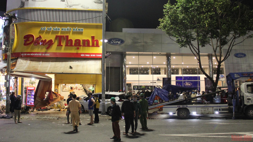 Lực lượng chức năng đưa chiếc xe gây tai nạn ra khởi hiện trường.