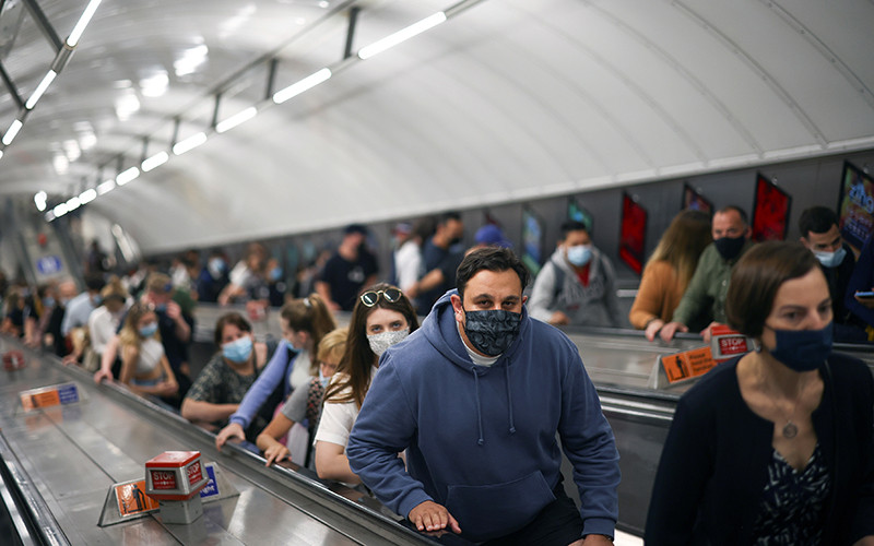 Người dân sử dụng thang cuốn di chuyển khỏi ga tàu điện ngầm tại London, Anh. Ảnh: Reuters