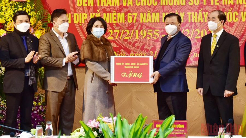 Đồng chí Đinh Tiến Dũng, Ủy viên Bộ Chính trị, Bí thư Thành ủy Hà Nội đến thăm, chúc mừng Sở Y tế Hà Nội.