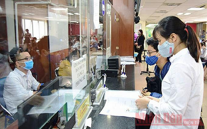 Doanh nghiệp làm thủ tục đăng ký kinh doanh tại Bộ phận một cửa Sở Kế hoạch và Đầu tư Hà Nội. Ảnh: ĐĂNG ANH