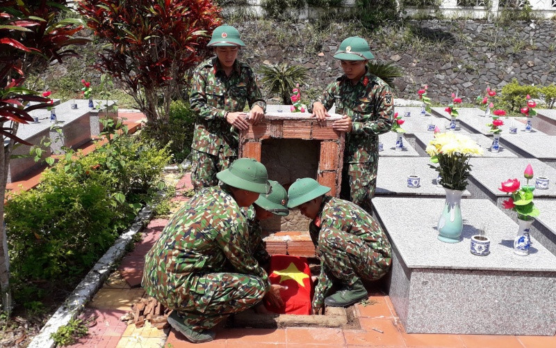 Đội Quy tập mộ liệt sĩ Quân đoàn 3 tiến hành an táng hài cốt.