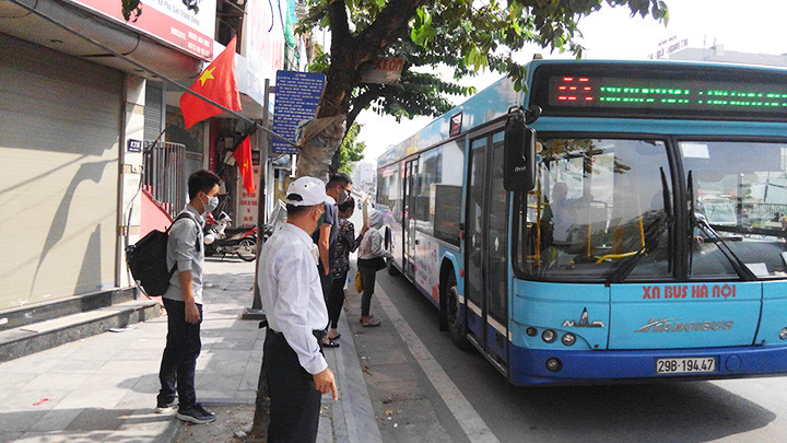 Nhiều điểm dừng, chờ đón xe bus ở Hà Nội không có mái che, ghế ngồi phục vụ hành khách.